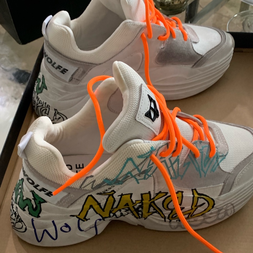 Naked tennis shoe